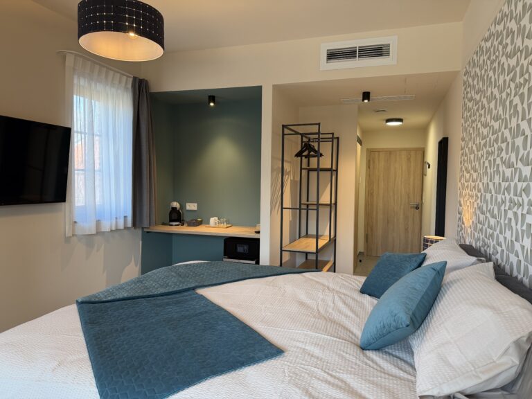 Chambre double avec terrasse - Vue de l'entrée - Rez-de-chaussée