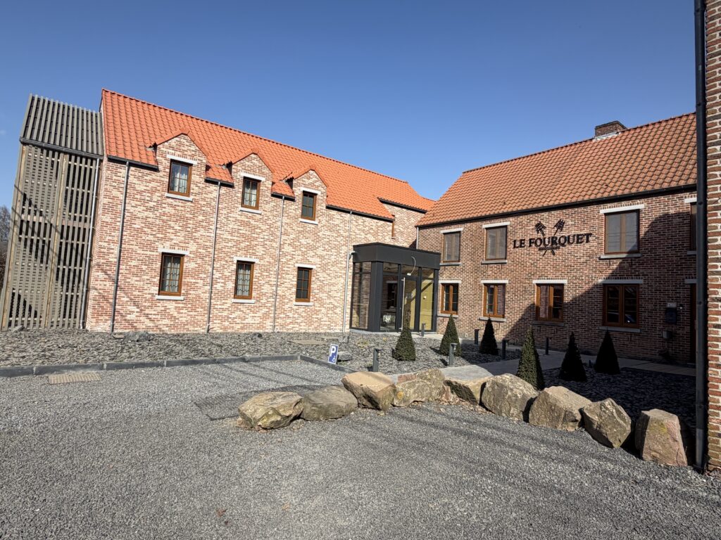 Vue de l'Hôtel depuis la rue